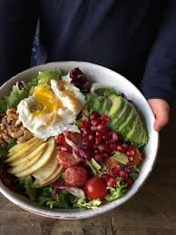 Eine Salat Bowle Bei Fiesen Vor Fruhlingswetter Mit Birnen Avocado Und Granatapfel Und Tahin Dressing Hamburger Deern Tahin Dressing Granatapfel Lebensmittel Essen