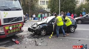 Daune materiale și daune morale. Foto Video O PersoanÄ RÄnitÄ Intr Un Accident La Alba Iulia Pe Str Tudor Vladimirescu Impact Intre Un Camion Èi Un Autoturism Alba24
