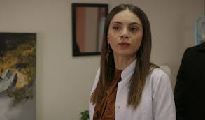 Hercai dizisinin sevenleri sera kutlubeyin diziye dahil olacağı haberlerinden sonra oyuncuyu merak edip araştırmaya başladı. Azra Fusun U Hastaneden Kovuyor Videosunu Izle Son Dakika Haberleri