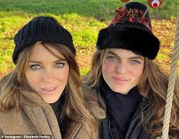 Verwende die pfeile nach oben und unten, wenn ergebnisse zur automatischen vervollständigung angezeigt werden, um sie dir anzusehen und sie auszuwählen. Liz Hurley Ist Verungluckten Sohn Damien Und Feiert Seinen 18ten Geburtstag In Lockdown Aktuelle Boulevard Nachrichten Und Fotogalerien Zu Stars Sternchen