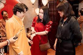 Việt hương liên tục thay trang phục và nhập vai một cách tài tình. Viá»‡t HÆ°Æ¡ng Táº·ng Huá»³nh Láº­p 117 Triá»‡u Láº¥y Hen Ä'áº§u NÄƒm 2021