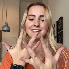 Alyssa uses TikTok to share her experiences as an amputee with Ectrodactyly 