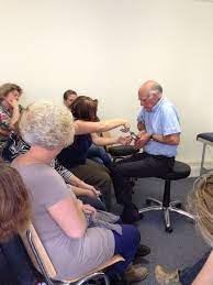 gynaecoloog rob geeft in vivo training aan verloskundigen tsafe koperspiraal verloskunde training evenement