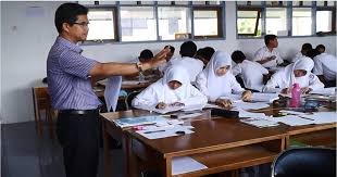 Gambar guru sedang mengajar di kelas. Guru Sedang Mengajar Teropongaceh Com