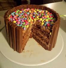 Gefüllt wird die kit kat m&m torte mit einer schokoladensahne. Pin Auf Kitkat Kuchen