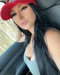 Tami Berg's Instagram, Twitter & Facebook