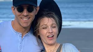 Ryan Reynolds felicita a Blake Lively con sus fotos más graciosas