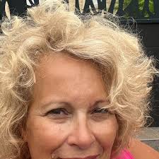 Louis Boyard qui cache sa montre avant de parler des “ultra-riches”, c'est  comme un vegan qui planque son burger avant une manif. Bravo Champion 👏🏻🤡