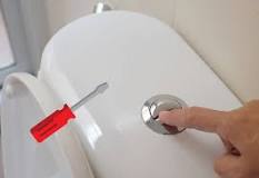 Démonter un bouton poussoir WC : guide pratique