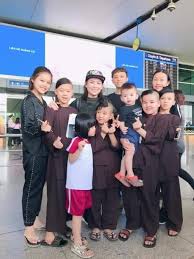 Mẹ ruột của hồ văn cường không tiễn con trai vì bận quản lý nhà hàng chay giúp ca sĩ phi nhung. Fjstnbwis4rdjm