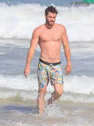Liam hemsworth hemsworth brothers men's health magazine mode masculine thriller workout routine for men. Liam Hemsworth News Ø¯Ø± ØªÙˆÛŒÛŒØªØ± Hq New Liamhemsworth And Gabriella Brooks At The Beach In Byron Bay Last Week January 2020 Liamhemsworth