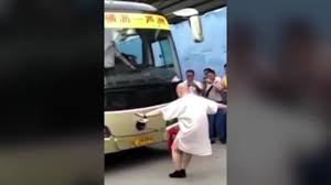 Китайский монах сдвинул многотонный автобус своими пенисом - BEST XXX TUBE