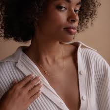 Collar con letra lateral de CaitlynMinimalist • Delicado collar con inicial  descentrada • Joyería personalizada • Regalo de cumpleaños para ella •  NM84F78