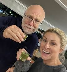 Lee Hindman's Instagram, Twitter & Facebook