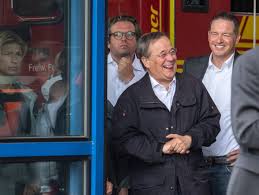 Attraktiv allerdings nur bis sie ihren mund aufmacht, dann ist nämlich nur noch fremdschämen angesagt. Armin Laschet Bittet Fur Lachen Im Katastrophengebiet Um Entschuldigung Der Spiegel