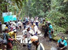 Dengan munculnya kesadaran yang tinggi akan gotong royong dan membantu sesama pada setiap elemen maupun lapisan masyarakat untuk. Gotong Royong Ala Masyarakat Desa Kompasiana Com