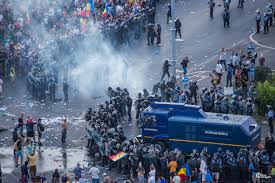 Pe 10 august se implineste un an de la protestul in urma caruia mii de romani au simtit efectul gazelor lacrimogene, iar sute au ajuns din piata protestele din diaspora si romani din malta anunta ca vor protesta in capitala la valletta. LaurenÈ›iu Cazan Un Coordonator Al Jandarmilor La Protestul Din 10 August 2018 Numit È™eful Jandarmeriei Prahova Europa Fm