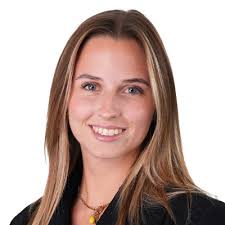 I did it! 👩🏽‍🎓✨ Nach zwei intensiven Jahren voller Lernen und  Durchhaltevermögen habe ich es geschafft: Ich habe mein berufsbegleitendes  Masterstudium „Strategisches Marketing &…