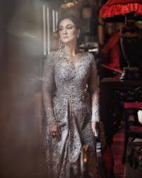 Terdapat juga kebaya dengan kombinasi terbaru. 10 Model Kebaya Brokat Modern Terbaru 2021