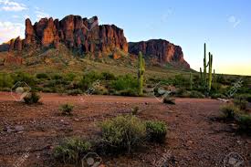 Check spelling or type a new query. Blick Auf Die Superstition Mountains Durch Die Wuste Von Arizona In Der Abenddammerung Lizenzfreie Fotos Bilder Und Stock Fotografie Image 22974876