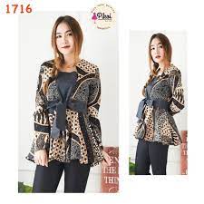 Ya, kalian tepat sekali mampir ke sini kami akan rekomendasikan banyak perpaduan menarik sebagai salah satu tambahan ide buat kamu tampil cantik khusus menggunakan batik batik atasan gaya modern selanjutnya adalah bermain dari sisi warna yang lebih berani. Jual Diskon Baju Batik Seragam Kantor Atasan Batik Modern Batik Warna Pastel Di Lapak Izamarket50 Bukalapak