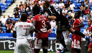 Administrated by the ligue de football professionnel, ligue 1 is contested by 20 clubs and operates on a system of promotion and relegation from and to ligue 2. Ø¨Ø¯Ø§ÙŠØ© Ù…ØªÙˆØ§Ø¶Ø¹Ø© Ù„Ù„ÙŠÙˆÙ† ÙÙŠ Ø§Ù„Ø¯ÙˆØ±ÙŠ Ø§Ù„ÙØ±Ù†Ø³ÙŠ Ø§Ù„Ù†Ù‡Ø§Ø±