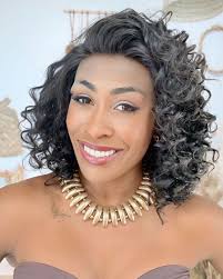 Essa menina é a lace front Dora, perfeita para quem busca naturalidade e  estilo em um único produto. Com aproximadamente 45cm de comprimento e 140  gramas, ela oferece leveza e conforto para