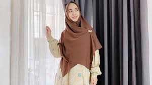 Oki setiana dewi bersama sejumlah artis seperti evelin nada anjani dan derry 4 sekawan menyambangi kedutaan besar (kedubes) palestina untuk indonesia. Alhamdulillah Oki Setiana Dewi Umumkan Hamil Anak Keempat Herstory