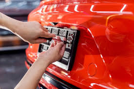 Ils existent beaucoup de raisons pour vouloir retrouver un propriétaire de voiture grâce à la plaque d'immatriculation. Plaque D Immatriculation Legislation Couleur Changement Vroomly