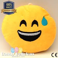 A yellow face smiling with open hands, as if giving a hug. Pluche Emoticon Knuffels Set 6 Stuks Candy Delicious