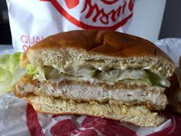 Review Wendy S Crispy Dill Chicken Sandwich Get In My Mouf