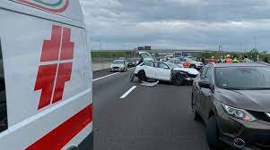 Un importante incidente sull'a1, in cui si contano vittime, sta paralizzando il traffico dividendo l'italia in due. Incidente Sull A1 Cinque Veicoli Coinvolti Piacenzasera It