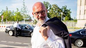 Osterloh is also on the board of 14 other companies. Bernd Osterloh Ist Der Heimliche Regent Von Wolfsburg