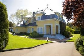 Precioso chalet independiente en una finca de 2700 metro. Chalet Alto Standing En Venta Somio Gijon Lancois Doval Estilo En El Hogar Chalet Gijon