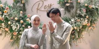 Akui Belum Bisa Masak Hari Pertama Dinda Hauw Dan Rey Cuma Makan Mie Instan Merdeka Com