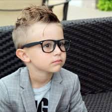 Niño con corte de cabello largo en la parte delantera y mas corto en lso laterales y atrás. Cortes De Pelo Para Ninos Y Ninas 2022 Modaellas Com