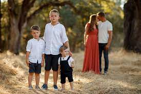 Summer Family Picture Posing Ideas In 2021 Outdoor Family Photography Family Photography Family Picture Outfits
