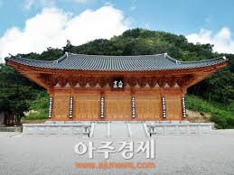 전북경찰청은 5일 내장사 대웅전 방화 피의자인 승려 a(53)씨를 현주건조물방화 혐의로 현행범으로 체포해 조사 중이라고 밝혔다. ì ìì ì²ëê³ ì°° ë´ì¥ì¬ ëìì  ê±´ë¬¼ ë³µì
