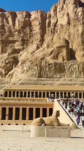 ‪Nel silenzio maestoso della Riva Ovest di Luxor, il Tempio di Hatshepsut si rivela come un capolavoro scolpito nella roccia. Dedicato alla più famosa regina-faraone dell'antico Egitto, questo santuario si distingue per‬‏