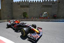 Das ergebnis des qualifyings im überblick. Formel 1 Baku 1 Training Max Verstappen Vor Beiden Ferrari