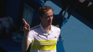 Daniil medvedev may be one of the best players on the planet, but his over the top antics became too much for his own coach to. Australian Open Medvedev Flippt Aus Und Schickt Seinen Coach Aus Der Box Tennis Video Eurosport