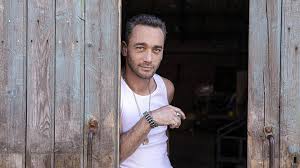 Selon les informations de nord eclair, il serait visé par une plainte pour coups et blessures de la part d'un de ses voisins. Jean Baptiste Guegan Toute Ma Vie J Ai Reve De Rencontrer Johnny Soirmag