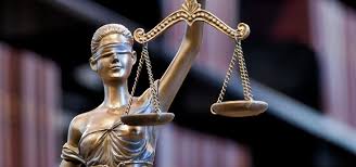 Sin mucho éxito, muchas sociedades han la equidad suele ser muy comparada o confundida con la justicia, ya que parece ser lo mismo aunque no lo es, por algo un dicho de la justicia es que es. La Dama De La Justicia Central Law