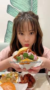 Come performance review time, I hope my editor will remember my consummate  professionalism in eating coriander for the camera 🍀☘️🚫 #ShakeShack x KEK  coming soon