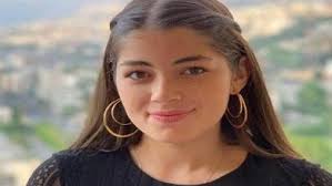 و يذكر أن برنامج هزر فزر هو برنامج ترفيهي يستضيف فريقين من الفنانين ليتنافسوا في مجموعة من الألعاب المعتمدة على المعلومات الفنية وسرعة البديهة، وقدمت الموسم الأول منه هنا زاهد، كما حلت ليلى زاهر مقدمة الموسم الثاني ضيفة على حلقاته رفقة والدها الفنان. Elwekalanews Net Wp Content Uploads 2021 03 D9
