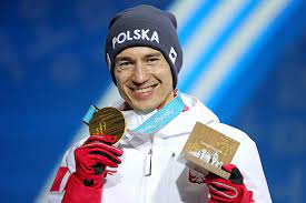 Najbardziej utytułowanym polskim sportowcem w historii zio jest kamil stoch (skoki narciarskie), który zdobył 4 medale (3 złote i 1 brązowy), najwięcej wśród polaków medali zimowych igrzysk zdobyła zaś justyna kowalczyk (biegi narciarskie), która stawała na olimpijskim podium pięciokrotnie (2 złote, 1 srebrny i 2 brązowe). Skoki Narciarskie Kamil Stoch Po Odebraniu Zlotego Medalu Kazda Ceremonia Jest Nowym Przezyciem