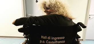 Dopo il diploma si trasferisce a roma per inseguire il suo sogno. Donatella Rettore Ecco Come Sto A Casa Succedono Le Peggiori Cose Domenica In