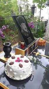 Articole cu eticheta 'paștele blajinilor': Daca Anul Trecut Au Venit La Cimitir Cu Oua Incondeiate Cu Pietre Swarovski Anul Acesta Au Venit Cu Fete De Masa De La Versace Cum Este Sarbatorit Pastele Blajinilor La Soroca