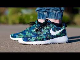 Nike roshe run sneakers nike's roshe run sneaker is clean in design with its minimal features. Nike Roshe Run Print Space Blue Floral Youtube