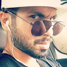 10 Selfies Of Birthday Boy Shahid Kapoor That We Absolutely Love Shahid Kapoor Bollywood Actors Selfie